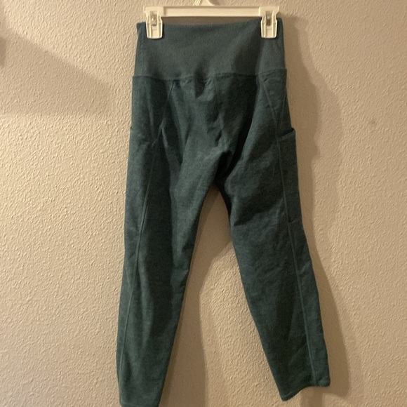 Kirkland leggings with side pocket size small - Picture 4 of 5